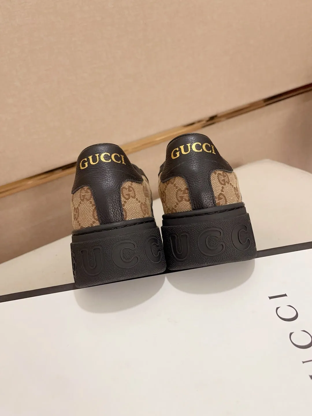 Men's shoes 💰: 420💰 [Gucci] Gucci's latest casual men's shoes, welcome to 1:1 comparison, a popular Hong Kong counter casual shoe, counter quality, support inspection, high-quality workmanship, uppers made of Italian imported calfskin, sheepskin lining insoles original fashion sports outsole, casual fashion, high-end quality, size: 38-44.